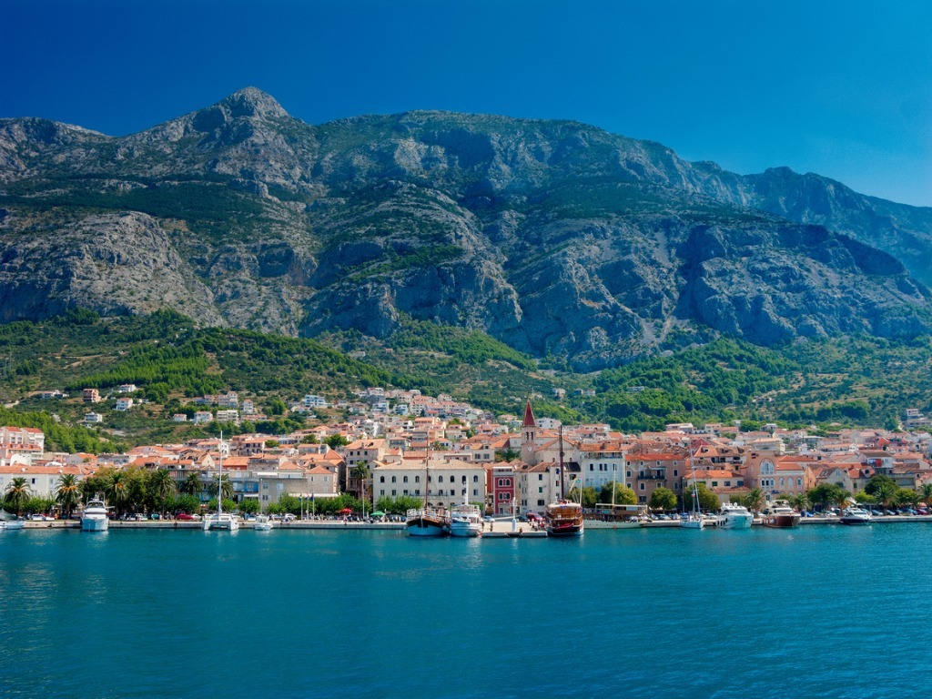 makarska-and-biokovo-mountain-view-picture-id975777826